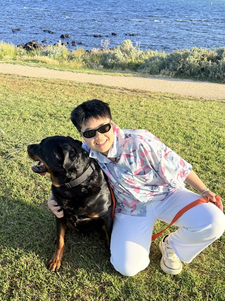Rita crouching on the grass by the sea, hugging Wang Xinnian